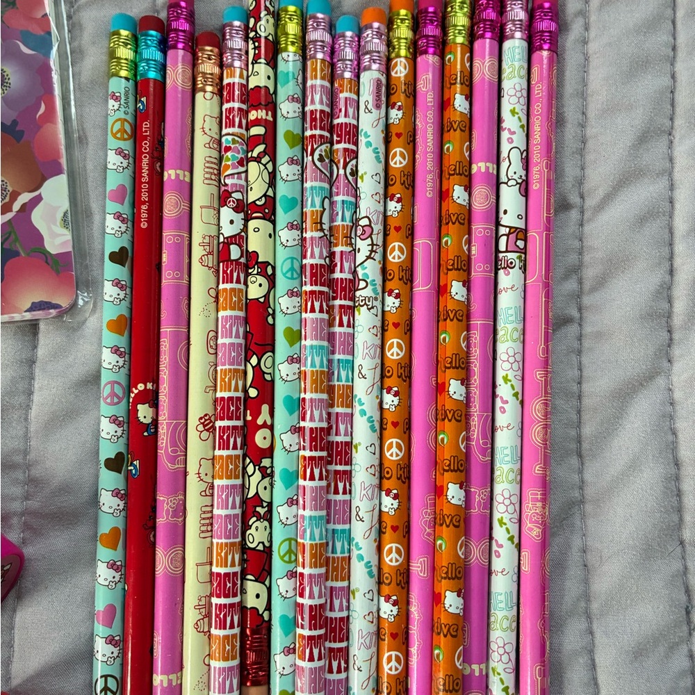 Hello Kitty Floral Party Supplies Set - Picture 2 of 4